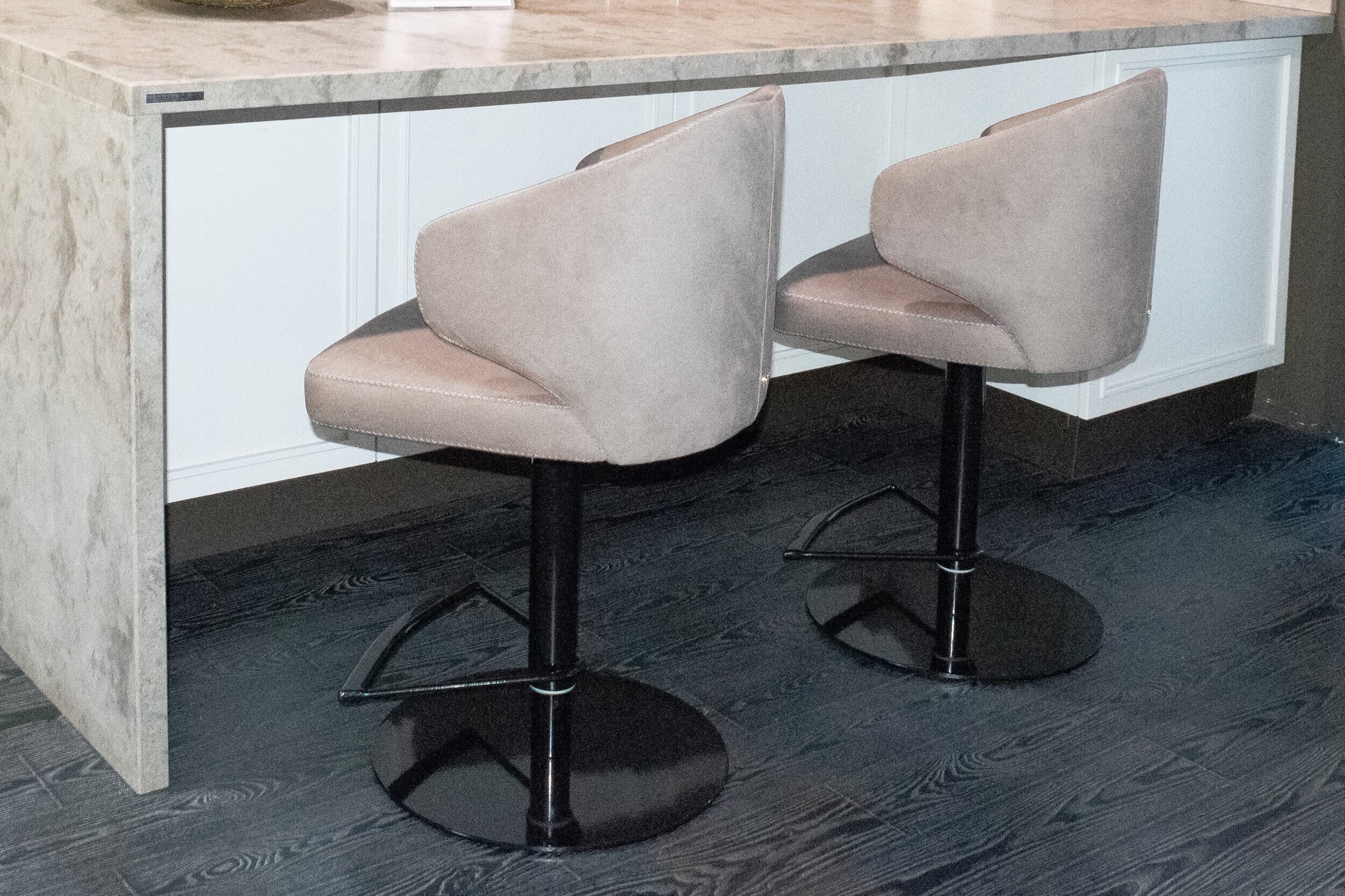 Left side display of Swivel Barstool with backs