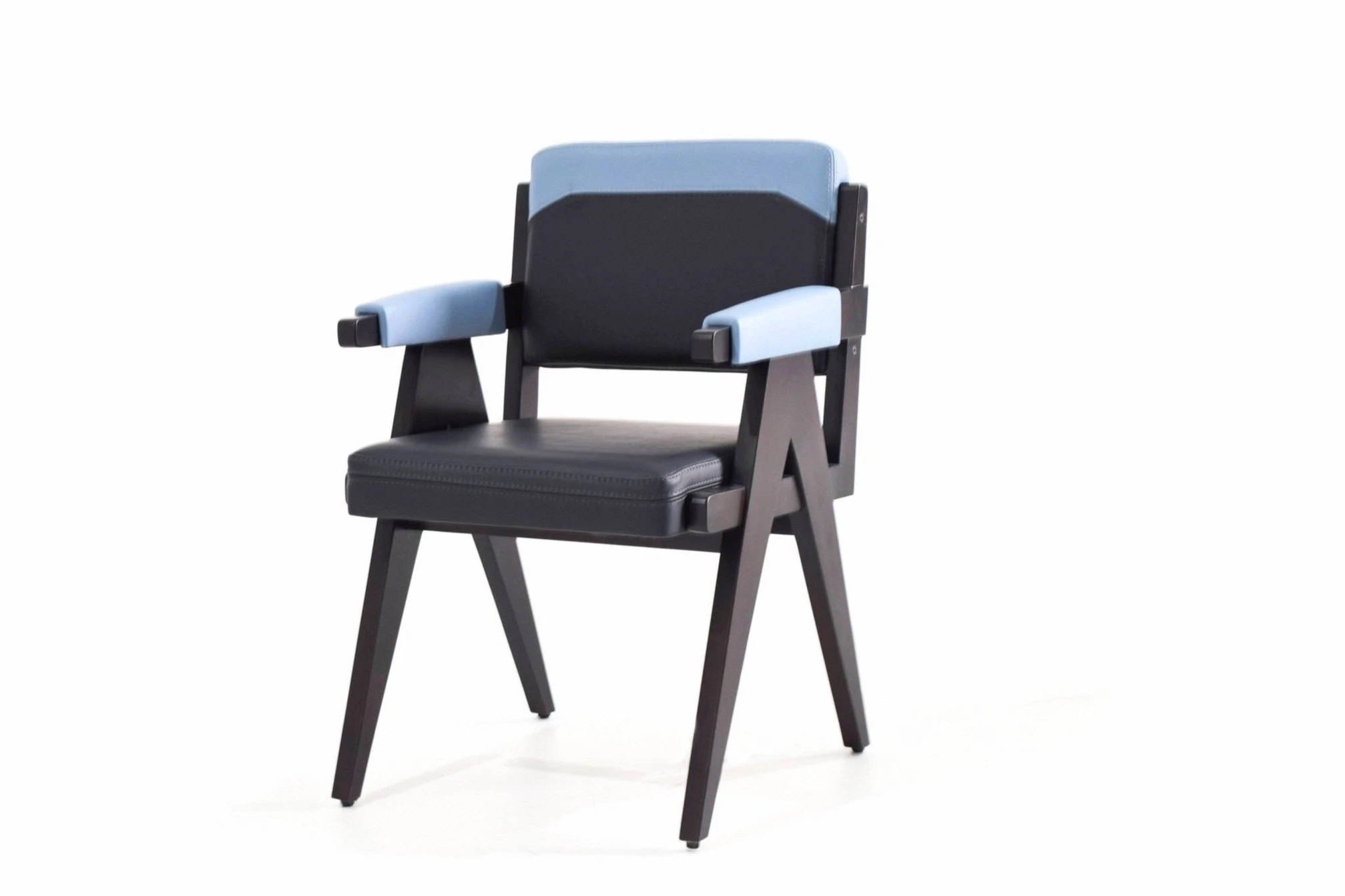 Side profile – Curved back design of ergonomic dining chair