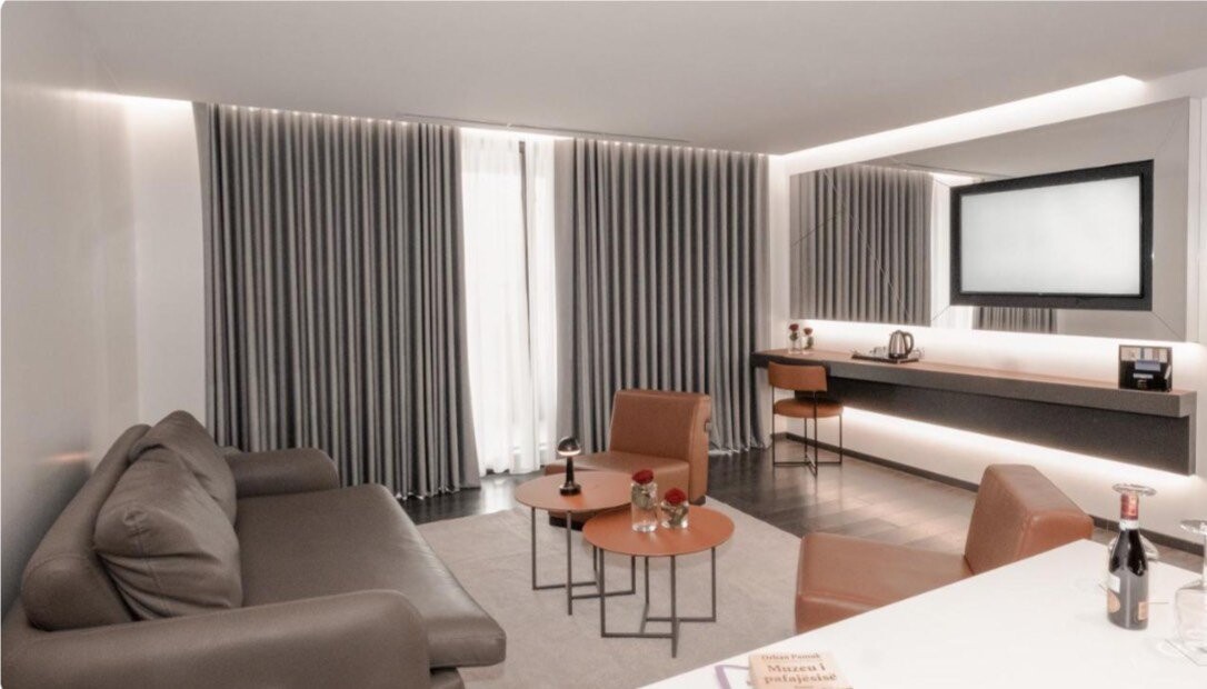 Donatello sofa with premium upholstery in Marina Bay Hotel lounge area