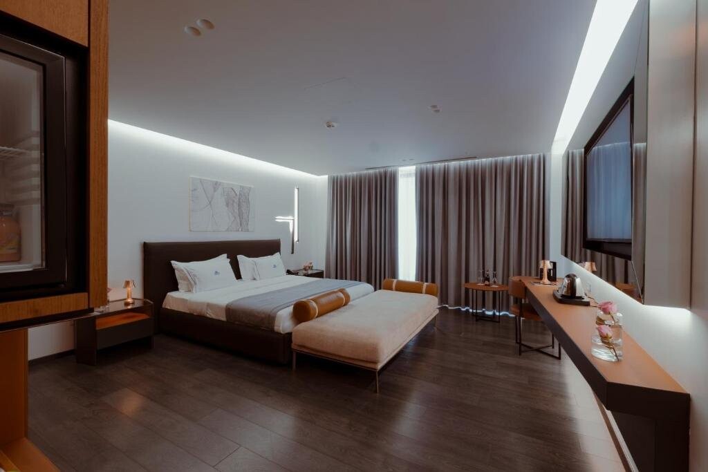 Custom Sorellina bed in luxury Maritim Collection guest room
