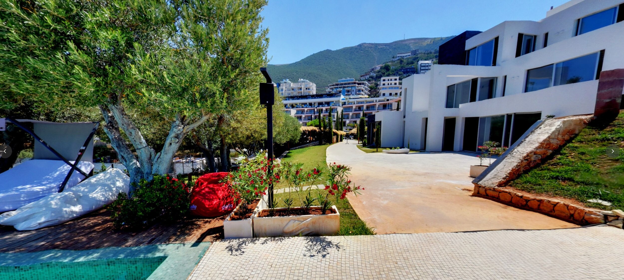 Maritim Collection Marina Bay Hotel - garden and pool between the resort buildings, Vlora