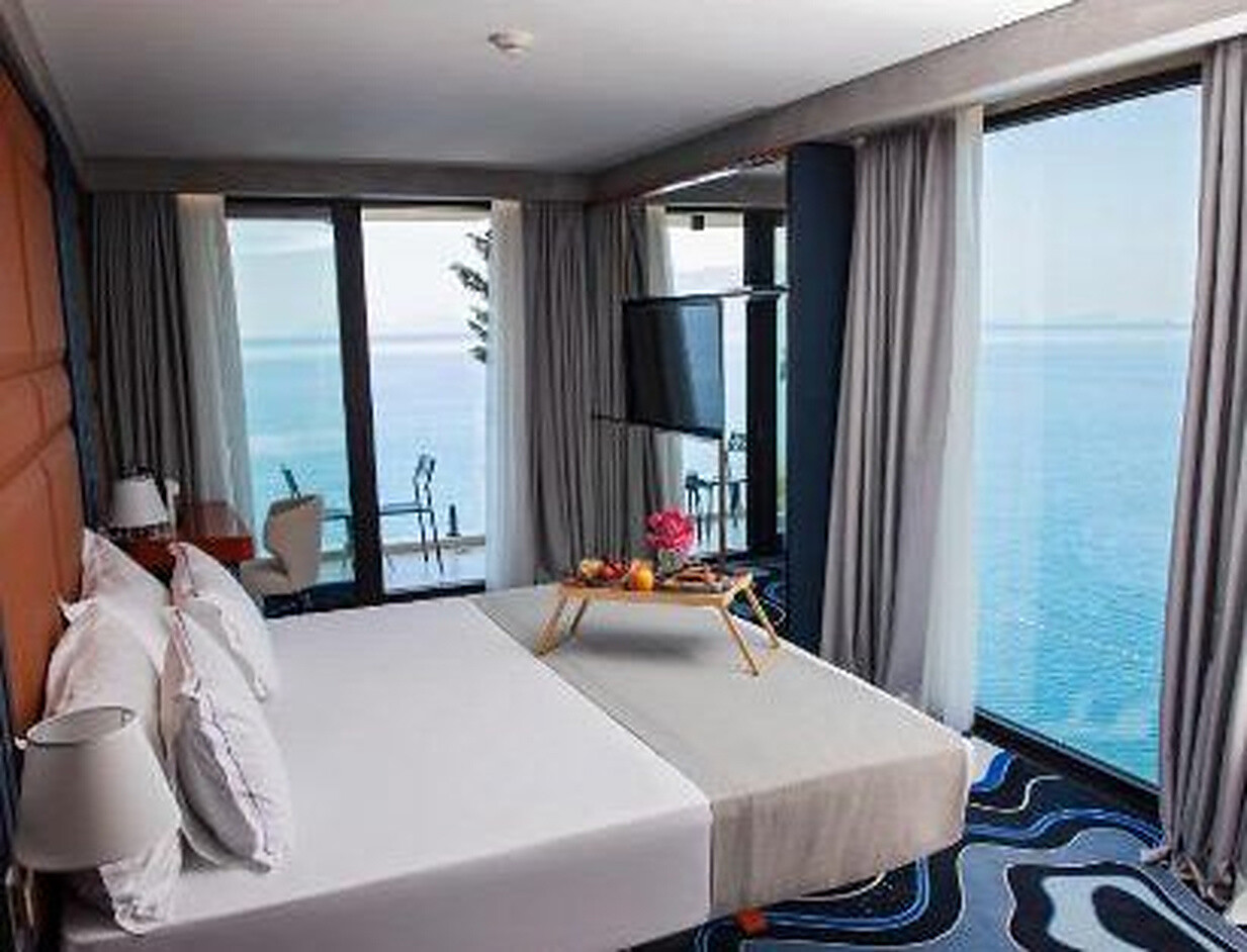 Maritim Collection Marina Bay Hotel - suite with the bed facing a sea-view balcony and television, Vlora