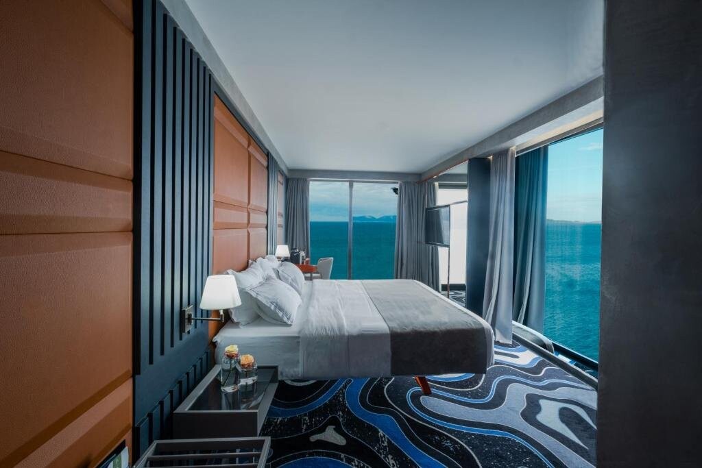 Sorellina bed with premium leather