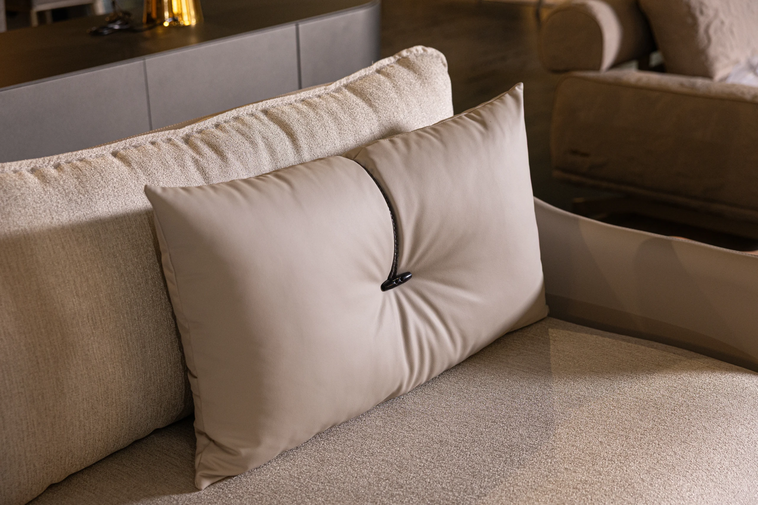 EVELYNN 3 seater leather sofa: Elegantly Designed for Comfort in a modern living room setting