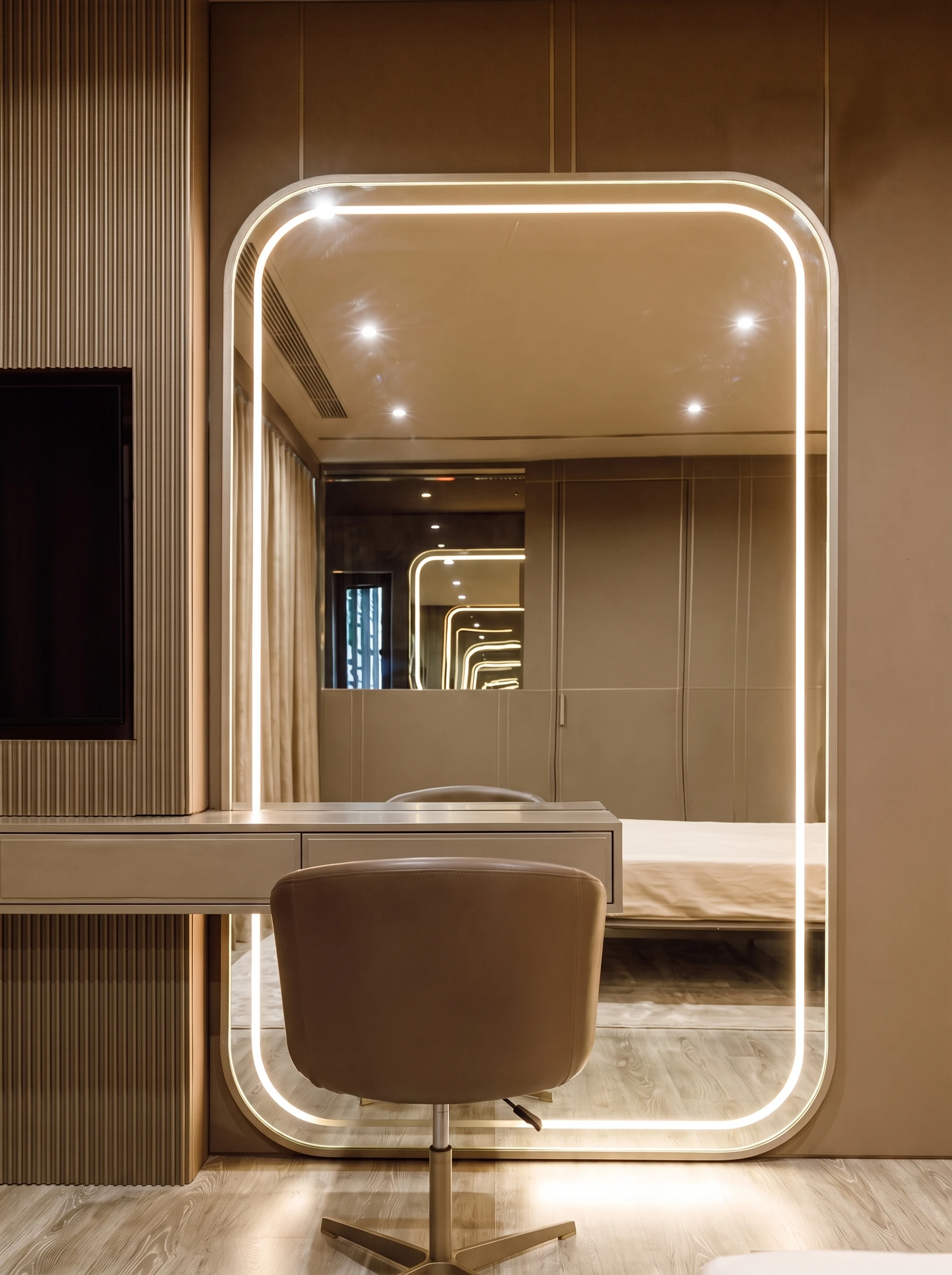 Dynamic mirror in a modern hospitality setting